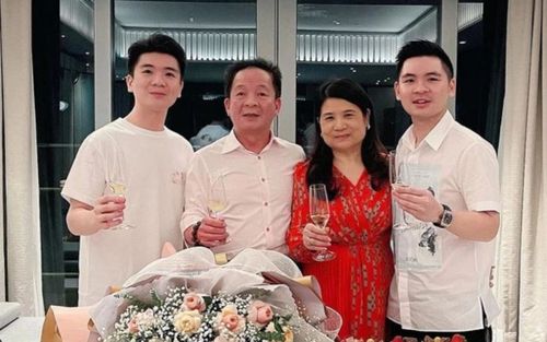 Dàn xe sang trăm tỷ của nhà bầu Hiển