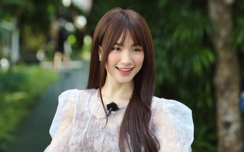 Chiếc điện thoại giá 64 triệu đồng của Hòa Minzy