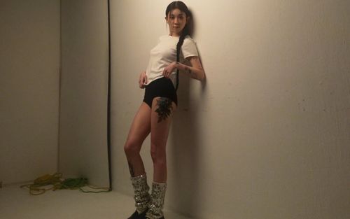 Nữ ca sĩ nổi tiếng gây sốc khi để lộ hình xăm khổng lồ trên đùi