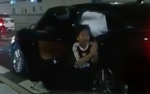 Cậu bé 10 tuổi quỳ gối, khóc cầu xin người đi đường cứu mẹ sau vụ tai nạn
