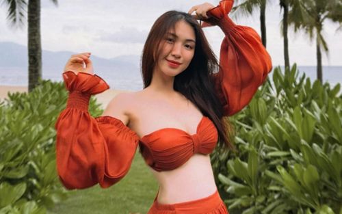 Hòa Minzy cao 1m55, diện mẫu váy ngắn cũn gây 'đứng hình' vì body nuột nà