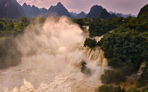 Hình ảnh khác lạ của Thác Bản Giốc mùa lũ