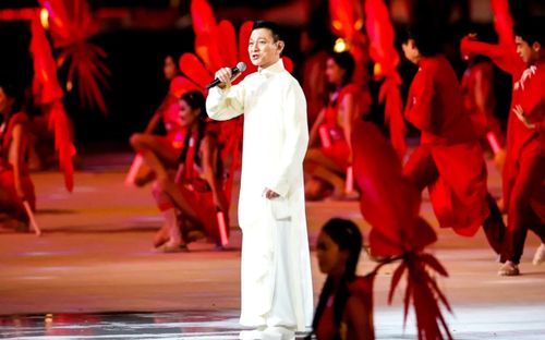 Lưu Đức Hoa gây sốt với nhan sắc điển trai ở tuổi 64