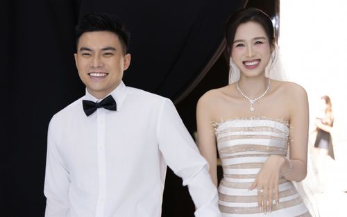 Đỗ Thị Hà diện váy cưới ngắn thắt eo, khoe trọn đôi chân 1m11 quyến rũ ở hôn lễ cổ tích