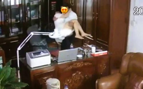 Vụ lộ clip nghi của lãnh đạo trường ở Ninh Bình: Những người phụ nữ có phải là giáo viên?