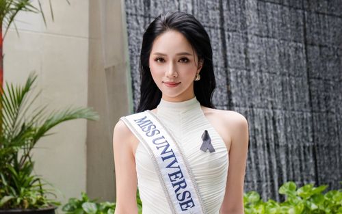 Bộ sưu tập túi xách tiền tỷ của Hương Giang tại Miss Universe