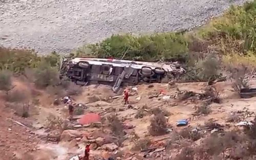 Xe buýt mất lái rơi xuống khe núi, ít nhất 37 người thiệt mạng