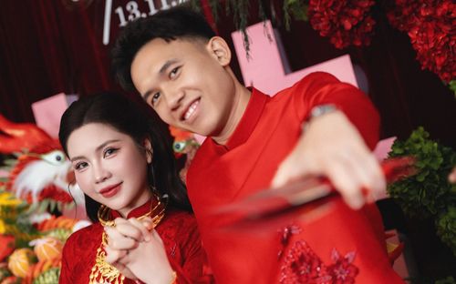 Ngôi sao tuyển Việt Nam chính thức về chung nhà với cô chủ tiệm vàng