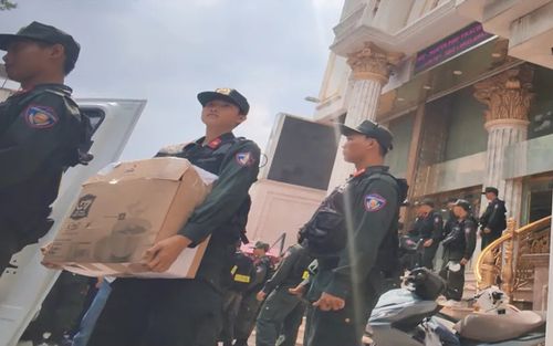 Cảnh sát thu giữ nhiều thùng tài liệu sau khi khám xét hệ thống thẩm mỹ viện Mailisa