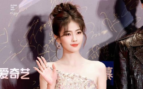 Bạch Lộc hẹn hò đàn em kém 6 tuổi?