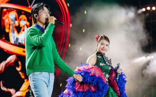 Hoàng Thùy Linh tự tung ảnh tình tứ với Đen Vâu