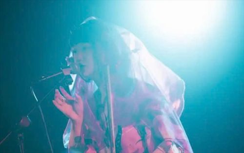 Khán giả đồng loạt phẫn nộ sau khi nữ ca sĩ nổi tiếng đột ngột qua đời ở tuổi 26