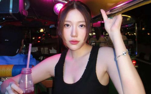 Em gái Trấn Thành hiếm hoi mặc hở bạo, khoe vẻ ngoài căng tràn ở tuổi U30