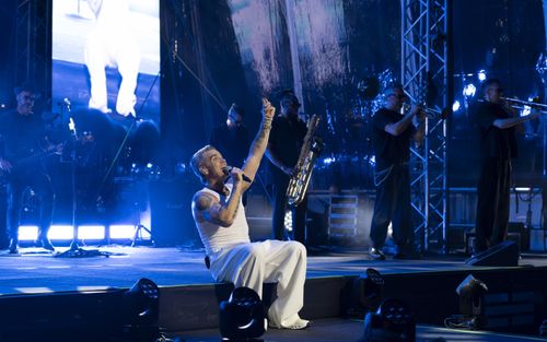 Nam ca sĩ 51 tuổi có nguy cơ bị mù do tiêm thuốc giảm cân, đi hát nhưng không nhìn thấy khán giả