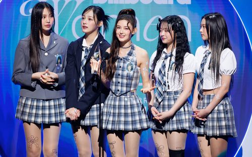 NewJeans 'ẵm' giải thưởng dù không hoạt động âm nhạc khiến cộng đồng mạng tranh cãi