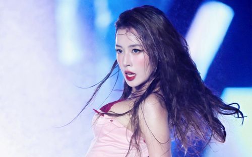 Chi Pu tung ảnh ướt nát nét căng, phô trọn đường cong quyến rũ