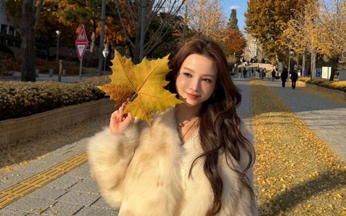 Huyền Baby diện váy ngắn trên phố, khoe sắc vóc trẻ trung như 'gái 18'