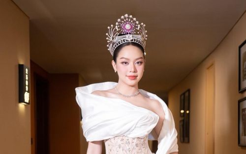 Clip 17 giây của Hoa hậu Thanh Thủy vô tình để lộ chi tiết 'khó đỡ'