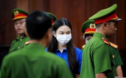 Hình ảnh Hoa hậu Thuỳ Tiên, Hằng Du Mục, Quang Linh Vlog trong phòng xét xử