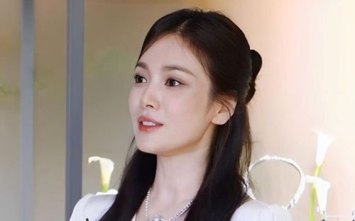 Biểu cảm lạ của Song Hye Kyo khi Son Ye Jin thắng giải Ảnh hậu