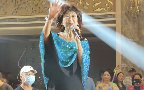 Nữ ca sĩ gạo cội đi hát nhà hàng, ngoại hình gầy gò ở tuổi 71 khiến khán giả xôn xao