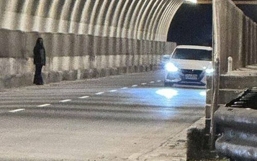 Bóng đen đứng giữa đường hầm khiến người đi đường bủn rủn tay chân, cảnh sát kiểm tra camera thì phát hiện sự thật