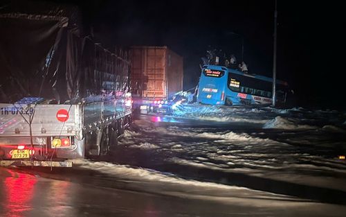 Khánh Hoà: Cứu 33 người trên xe khách bị mất lái do dòng lũ chảy xiết