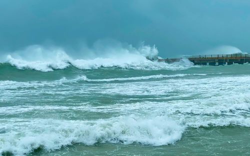 Bão chưa tới, Biển Đông đã dậy sóng dữ: Gió giật cấp 10, sóng cao kỷ lục