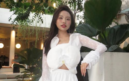 Tranh cãi về chiếc quần đi diễn kỳ quặc của Phương Mỹ Chi