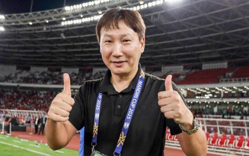 Cả châu Á ngả mũ với HLV Kim Sang Sik khi Malaysia bị thua