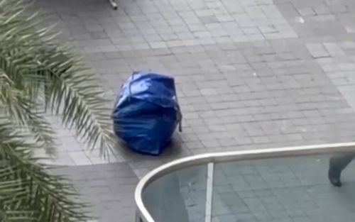 Thấy 2 người đàn ông kéo theo túi màu xanh bất thường, người dân giữ lại kiểm tra liền tá hoả khi thấy thứ bên trong