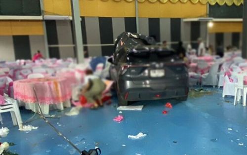 Chiếc xe hơi lao thẳng vào tiệc cưới đang tổ chức, hiện trường tan hoang