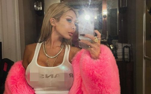 Nữ ca sĩ diện đồ mỏng như giấy, lộ miếng dán vòng 1 gây 'nhức mắt'