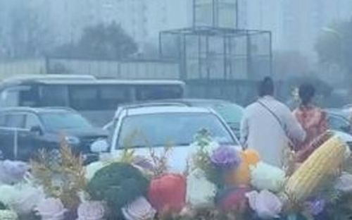 Xe cưới bị nhóm côn đồ chặn lại giữa đường đòi tiền, cô dâu khóc tức tưởi bỏ đi