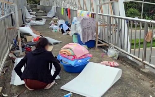 Cặp vợ chồng lấy cầu vượt làm nhà ở suốt 3 tháng, phơi quần áo tràn lan hai bên