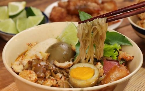 Món ăn có mùi thum thủm, nước dùng đen sì là đặc sản phố núi, ai ăn được là cực ghiền