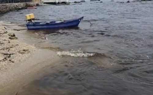 Nước tại bãi biển nổi tiếng bỗng chuyển sang màu đen, du khách và tiểu thương lo lắng