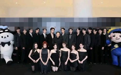 Bức ảnh nhóm nhạc nữ quỳ dưới dàn sao nam đang bị chỉ trích dữ dội