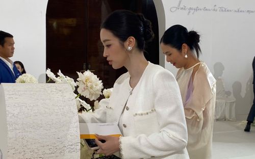 Đỗ Mỹ Linh diện đồ giản dị, 'lẻ bóng' ăn cưới Đỗ Thị Hà