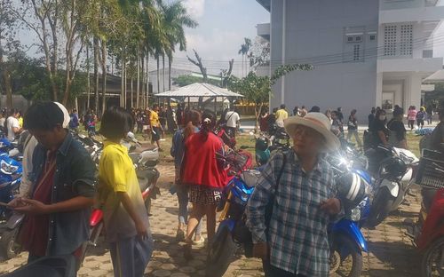 Hàng chục phụ huynh đến trường học làm loạn, đòi đuổi hiệu trưởng vì ăn chặn tiền học sinh