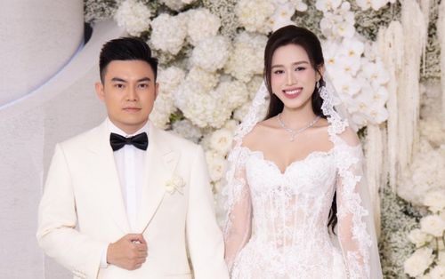 Đỗ Thị Hà diện váy ren xuyên thấu gợi cảm, đẹp như nữ thần ở đám cưới cổ tích với thiếu gia nghìn tỷ