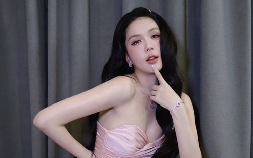 Ngọc Trinh diện váy bó sát ngắn cũn, khoe sắc vóc căng tràn ở tuổi U40