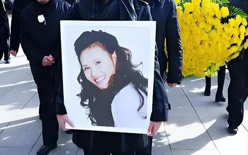 Nữ ca sĩ một mình nuôi con khi chồng đi tù, chồng vừa trở về thì cô qua đời vì ung thư