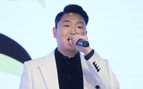 Cảnh sát khám xét một nam ca sĩ nổi tiếng