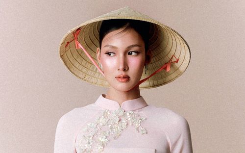 Ngẩn ngơ với vẻ đẹp của hoa hậu Thái Lan khi mặc áo dài, đội nón lá