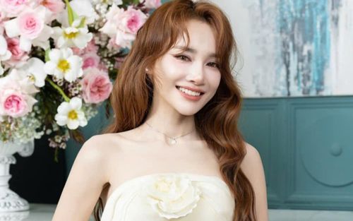 Chiếc điện thoại 9 triệu của Nhã Phương