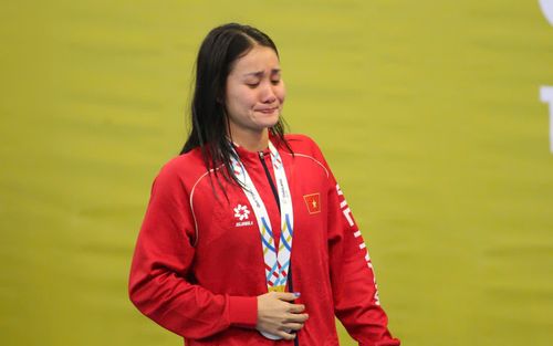 'Tiểu Ánh Viên' bật khóc gây xúc động ở SEA Games 33