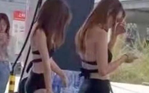 Cây xăng thuê người mẫu mặc bikini để quảng cáo khuyến mãi, bị chỉ trích dữ dội