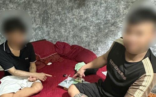 Kiểm tra căn nhà, Công an bắt quả tang hành vi đáng xấu hổ của 2 thanh niên