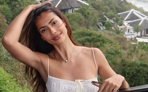 Hoa hậu Thái Lan qua Việt Nam ăn cưới, diện váy dây để lộ 1 chi tiết cực quyến rũ